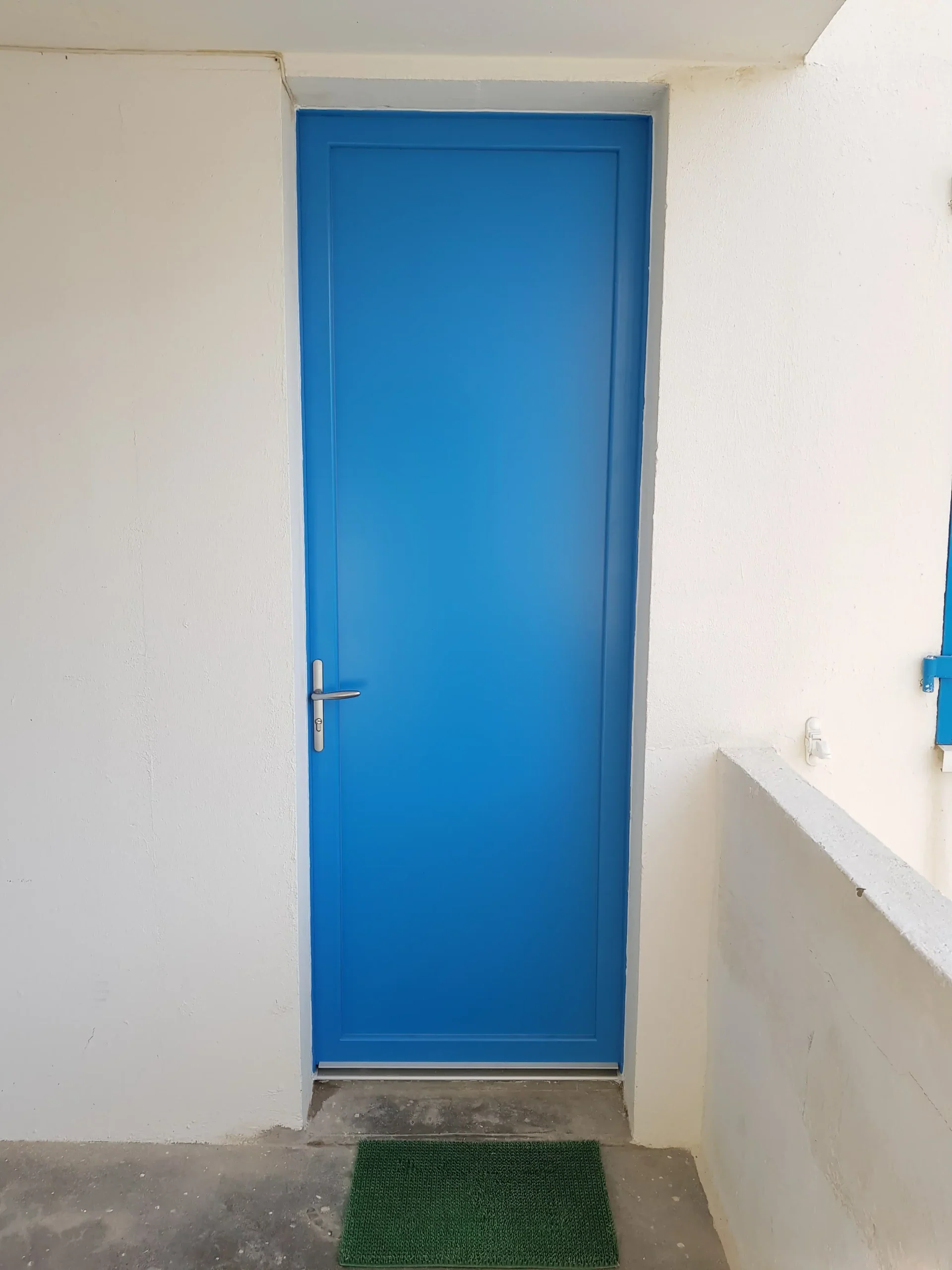 Photo de porte laqué dans copropriété.