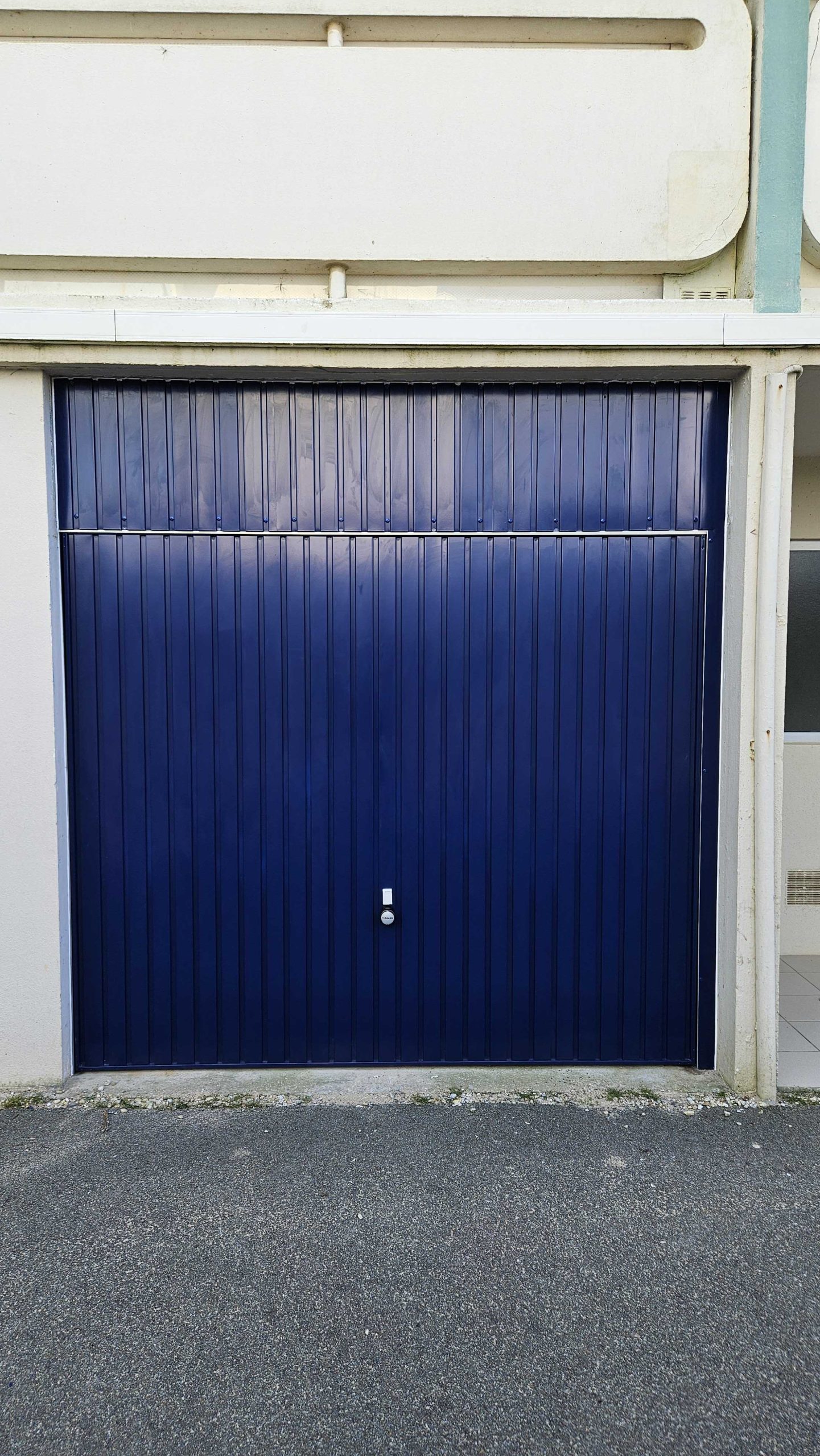 Porte de garage avec imposte. Quartier Les Becs